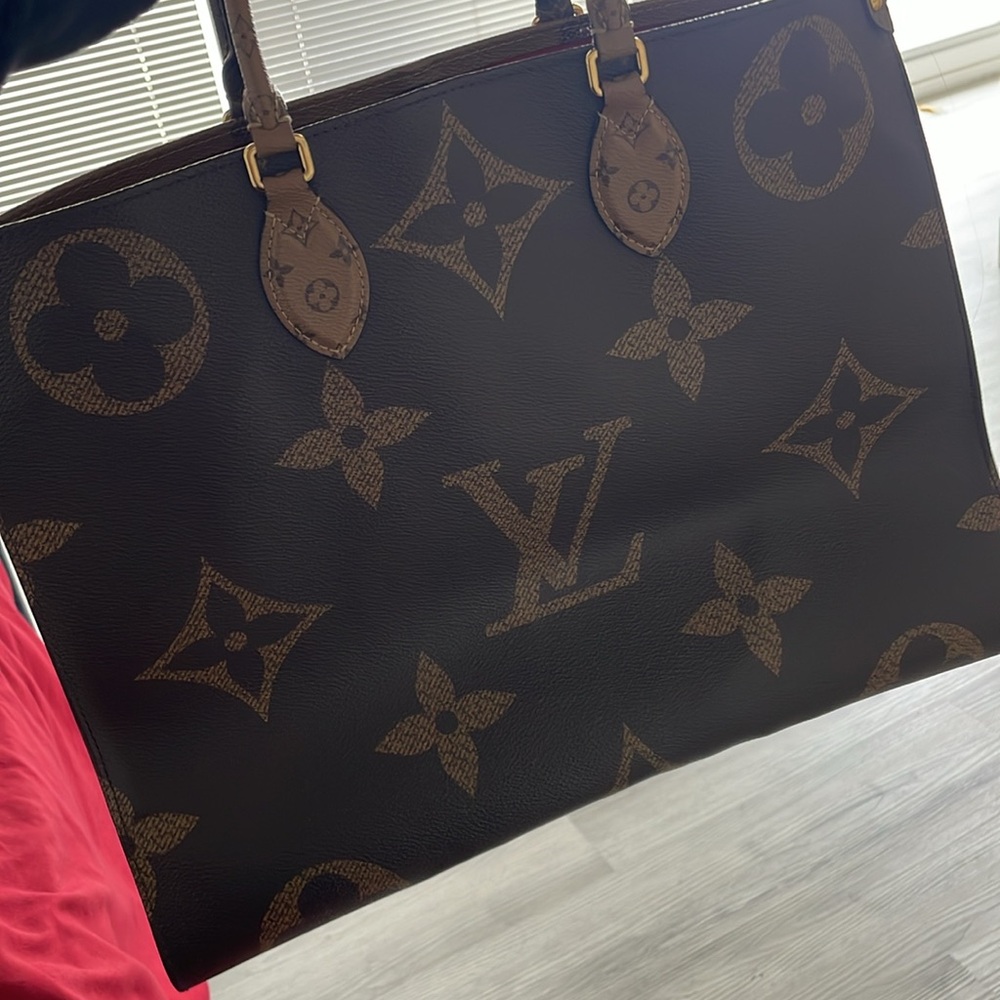 Large Louis Vuitton on the go purse - Picture 5 of 10